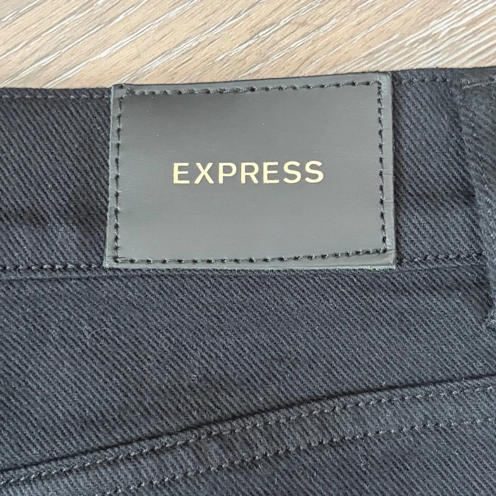 Express Slim Super High Rise Distressed Straight Leg Black Jeans 6L NWT